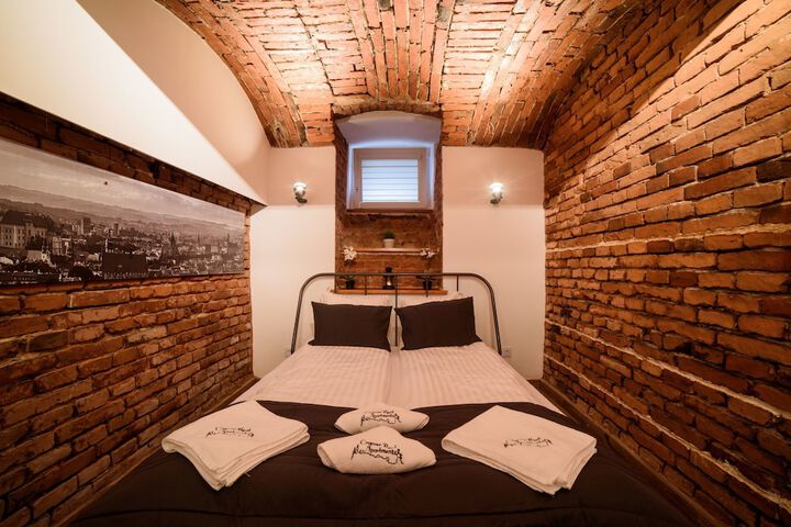 Room 9 of 84