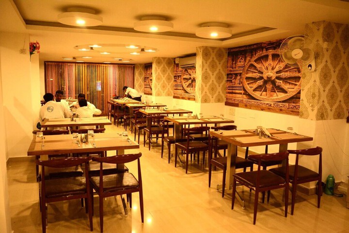 Dining 35 of 42