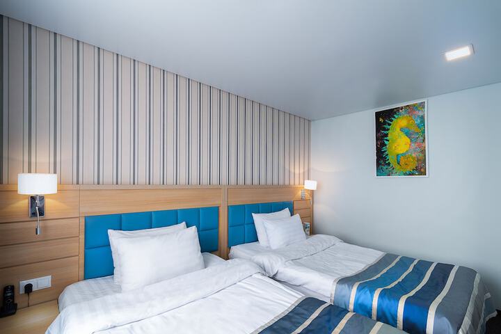 Room 27 of 142