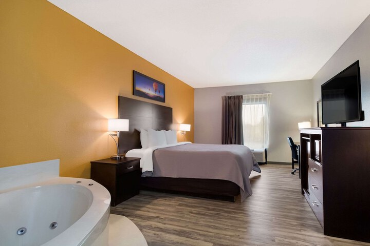 1 King Bed (11 of 19)