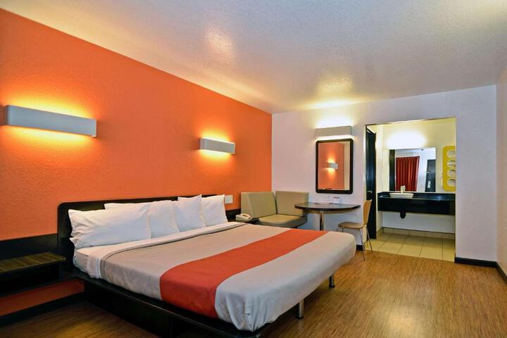 1 King Bed (3 of 4)