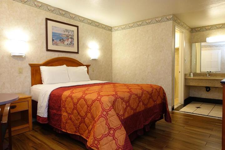 1 Queen Bed (5 of 41)