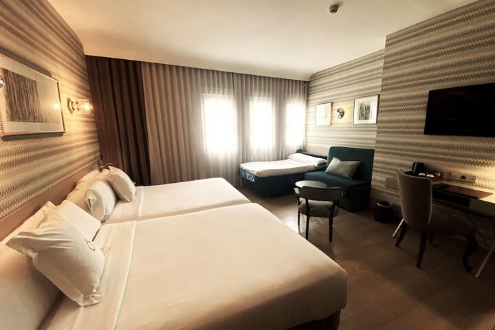 Room 32 of 84