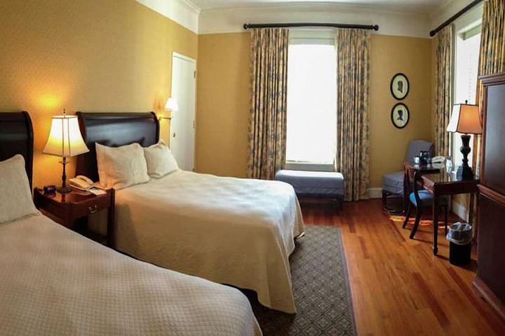 Double Deluxe Queen Bed (1 of 2)