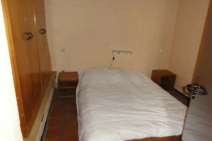 Room 2 of 8