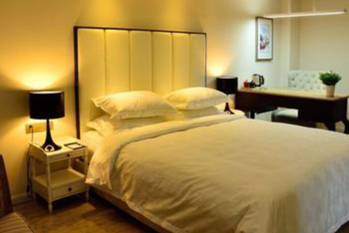 Room 6 of 12