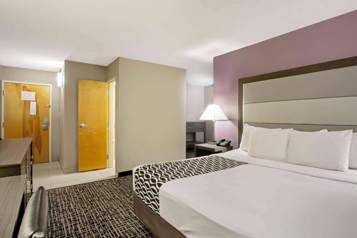 1 King Bed Deluxe Room (1 of 14)