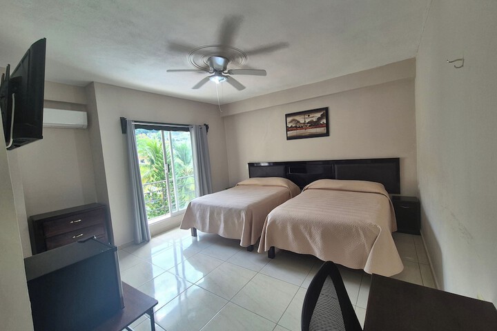 Room 4 of 16