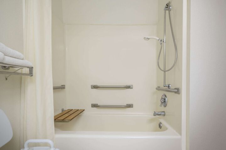 1 Queen Bed (6 of 6)