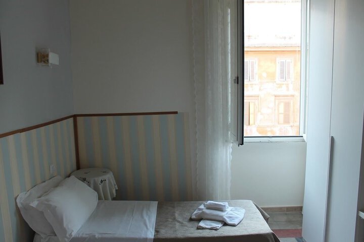 Room 6 of 30