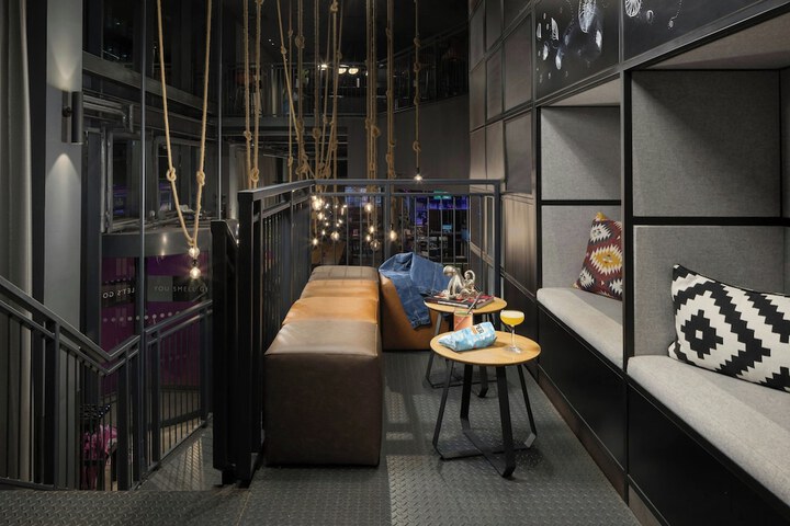 Lounge 102 of 117