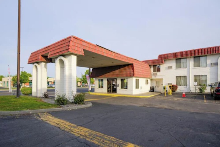 Hermiston Inn &  Suites in Hermiston, OR