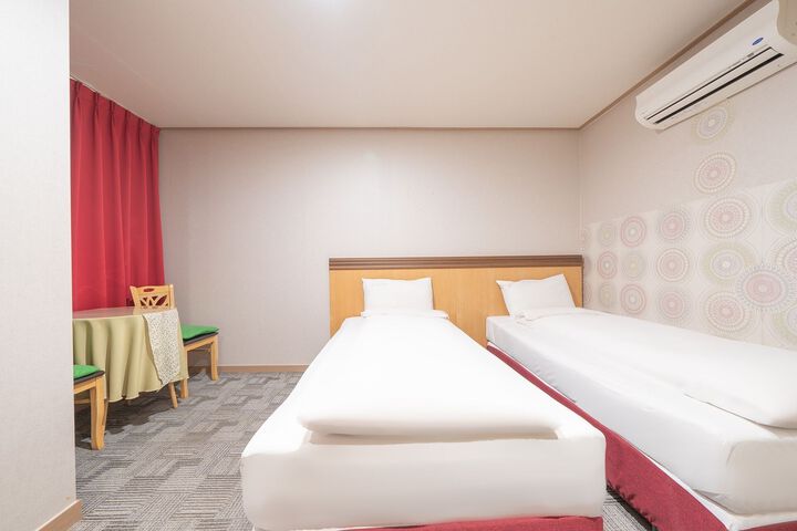 Room 52 of 65