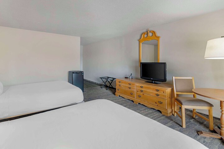 2 Queen Beds (13 of 13)