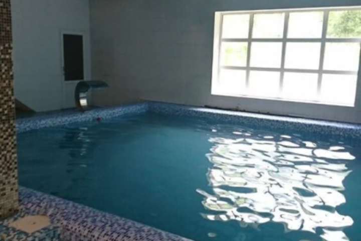 Pool 10 of 15