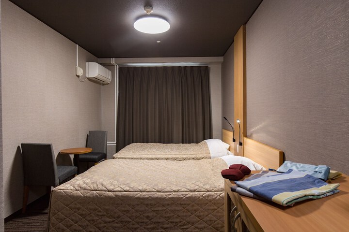 Room 27 of 122