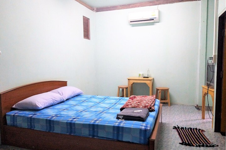 Room 5 of 9