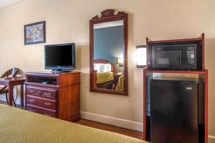2 Queen Beds (6 of 7)