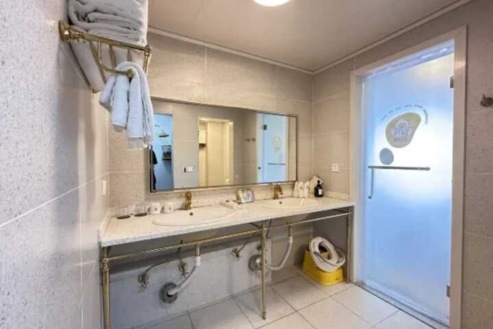 Room 100 of 143