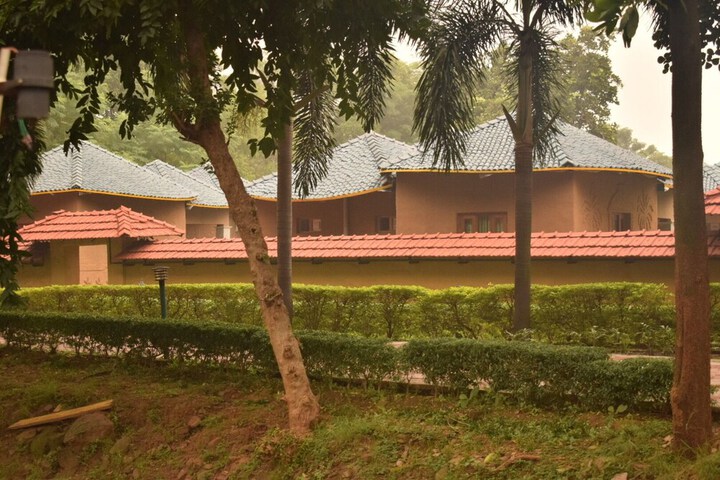 Hotel Exterior 34 of 46