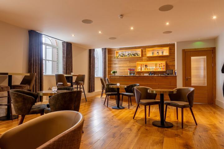 Lounge 107 of 121