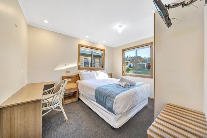 Room 18 of 176