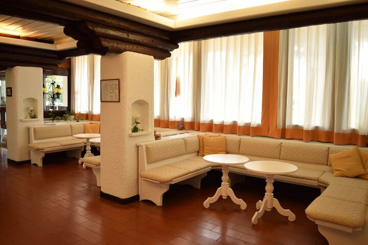 Lounge 23 of 34