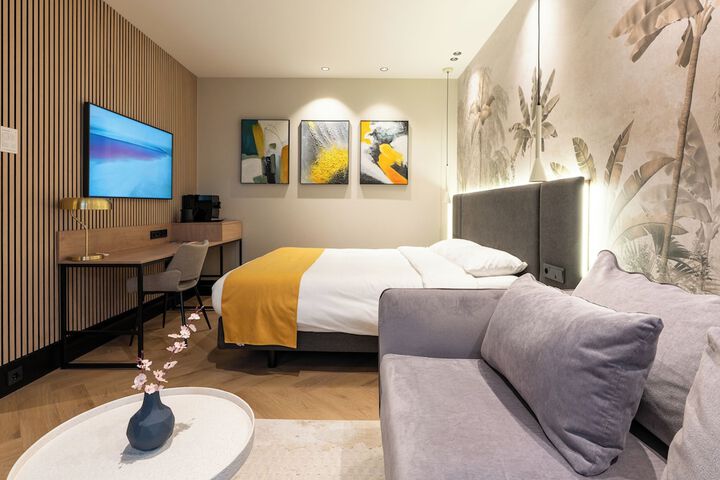 Room 13 of 32