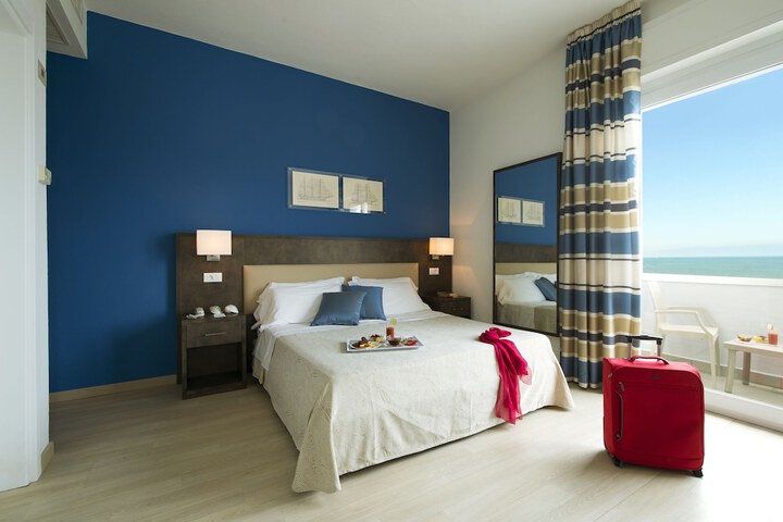 Room 15 of 102