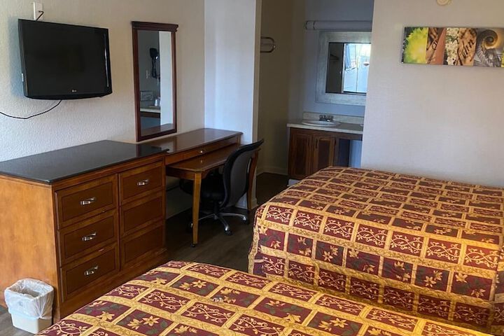 2 Queen Beds (1 of 4)