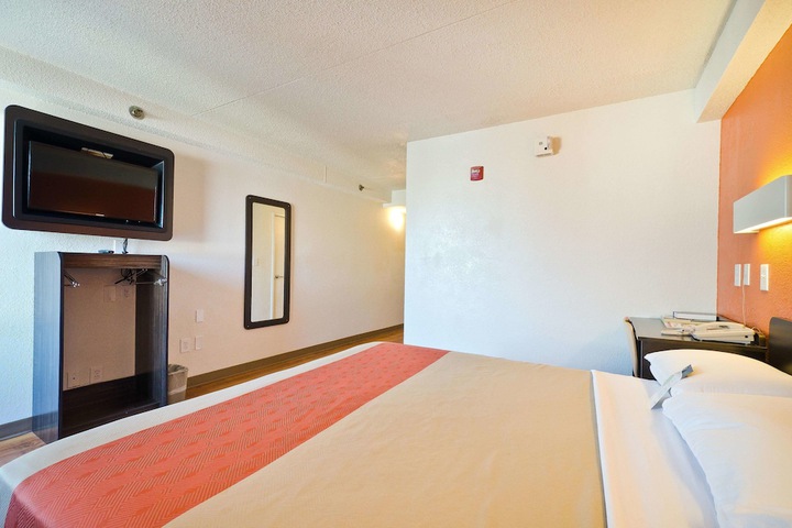 1 King Bed (12 of 17)