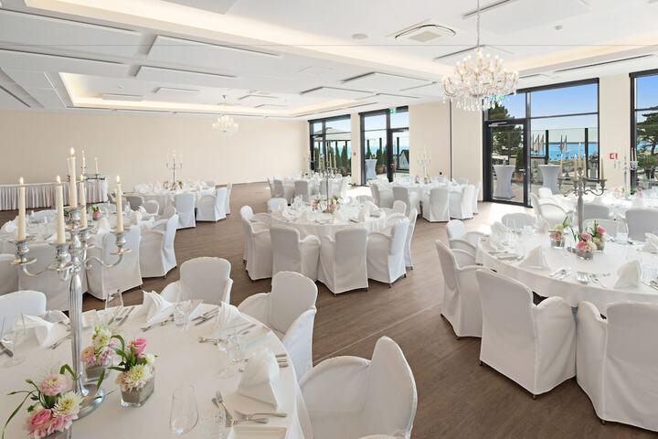 Ballroom/Hall 63 of 78