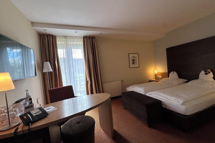 Room 25 of 182