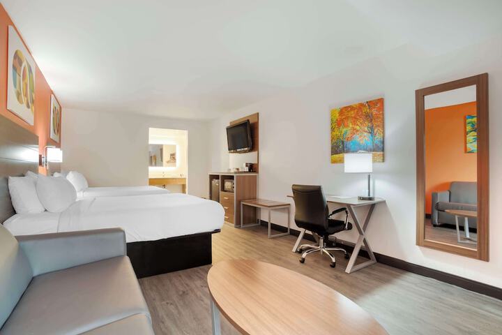 2 Queen Beds Microwave and Refrigerator WiFi Continental Breakfast (17 of 21)