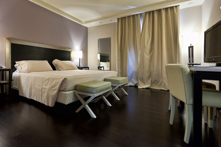 Room 9 of 93