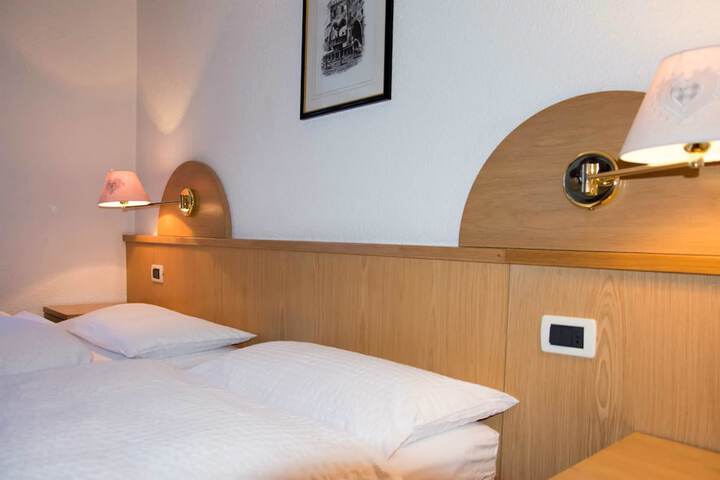Room 2 of 40