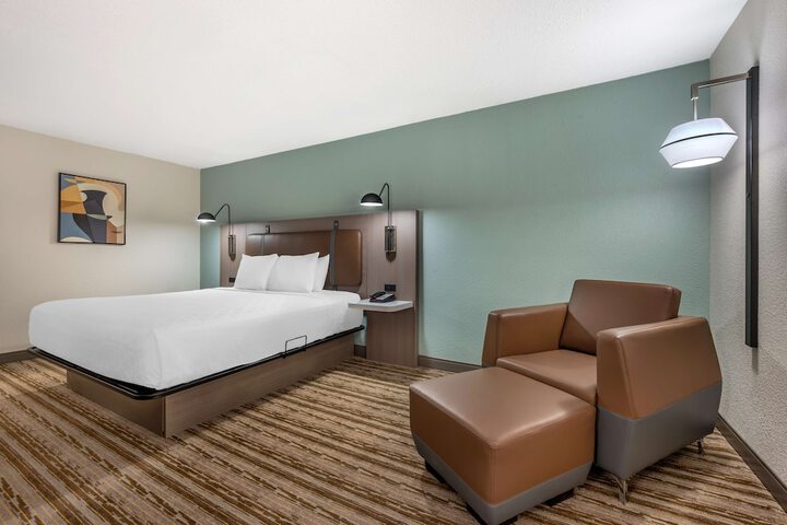 1 King Bed Sofa Bed Work Desk Microwave and Refrigerator WiFi Full Breakfast (2 of 15)