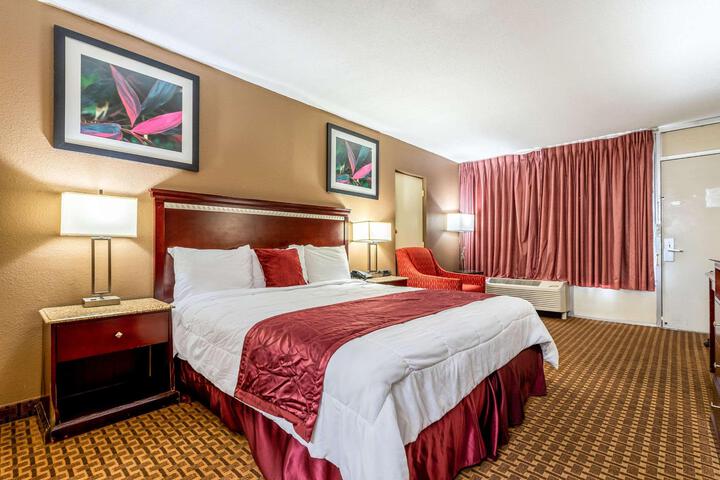 1 King Bed (4 of 5)