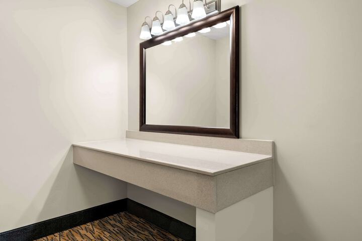 1 King Accessible Bathtub First Floor Microwave, Refrigerator WiFi Continental Breakfast (13 of 23)