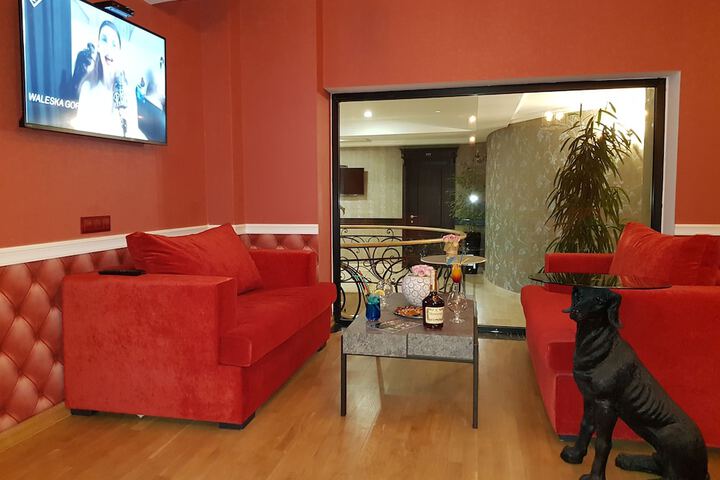 Lounge 83 of 101