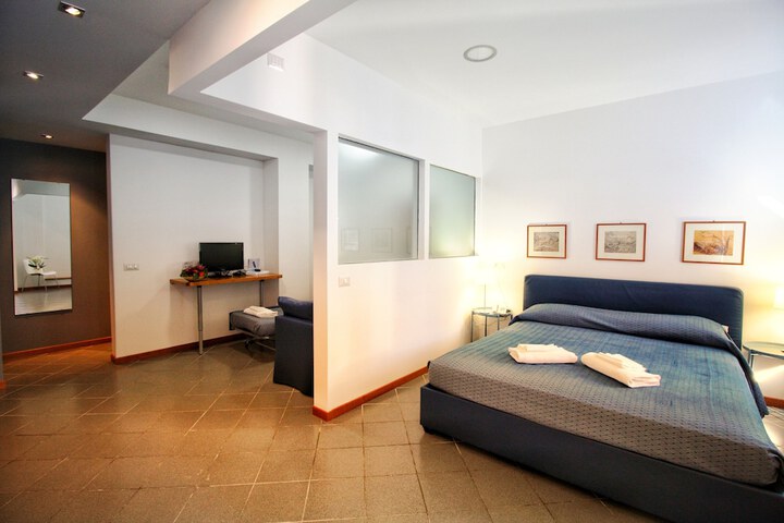 Room 4 of 28
