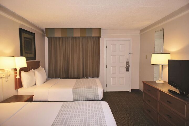2 Double Beds Mobility Hearing Accessible Room Roll in Shower (6 of 16)
