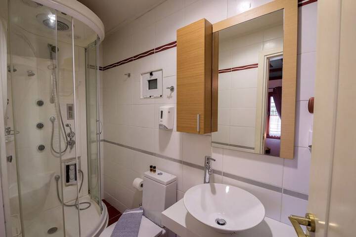 Room 12 of 16