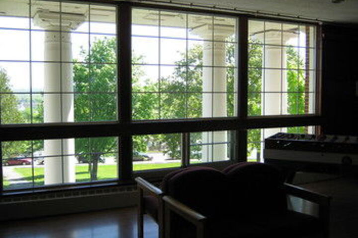 Lounge 10 of 37