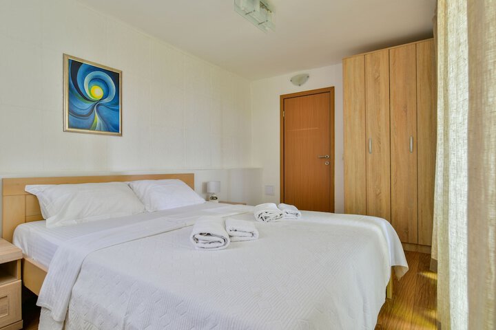 Room 3 of 80
