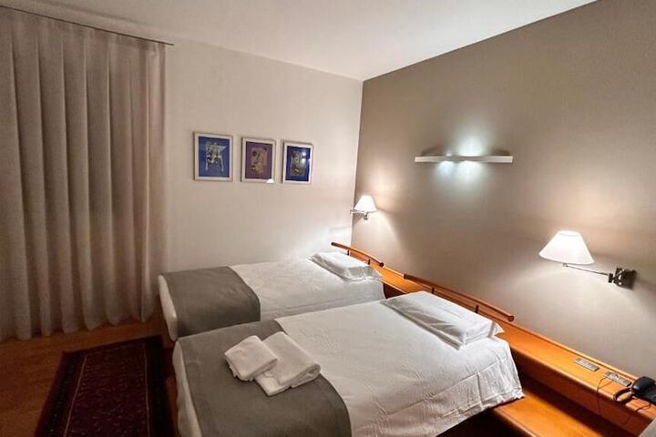 Room 3 of 7