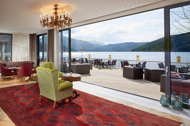 Lobby lounge