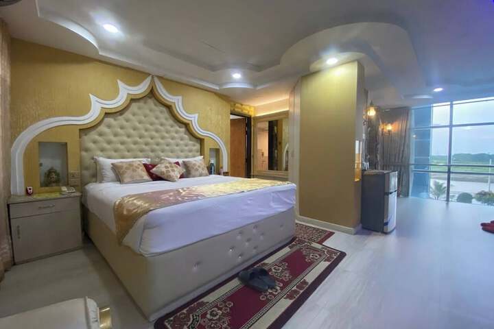 Room 5 of 40