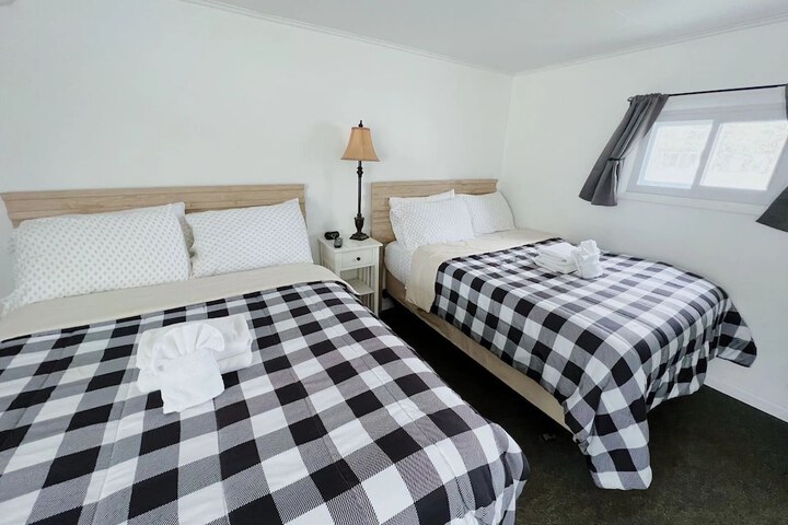 South Arm Retreats Motel Double Room 6 in East Jordan, MI