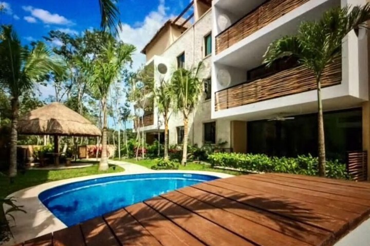 Sundeck 21 of 22